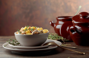  Braised potatoes with meat sprinkled with green thyme.