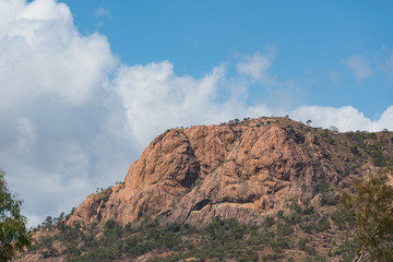 Berg in Wüstenlandschaft