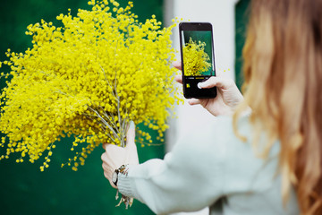 girl photographs her bouquet on the phone, image, technology, holiday