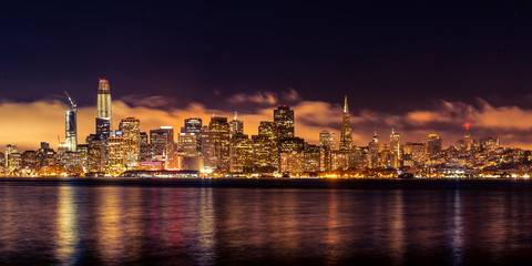 Fototapeta na wymiar Panorama bunt skyline San Francisco Spiegelung