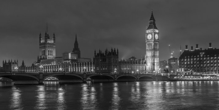 Fototapeta big ben and houses of parliament at night, black and white