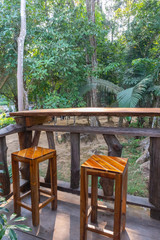 Obraz premium scena tabeli i drzewo w tle w kawiarni