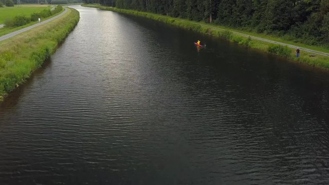 Überflug Kanal mit Ruderer und Angler