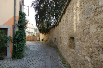 ドイツ　ローテンブルクの中世犯罪博物館近くの城壁と銃眼と石畳