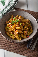 Mezze Penne al salmone e zucchine