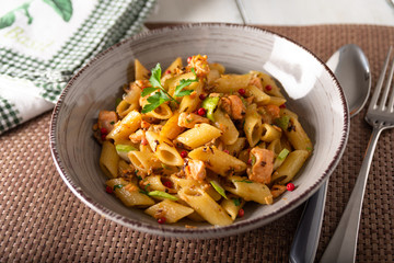 Mezze Penne al salmone e zucchine