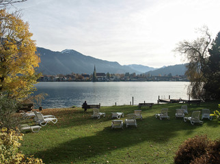 Vue sur Rottach-Egern depuis les berges du lac de Tegernsee dans les Alpes bavaroises en Allemagne
