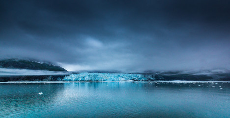 Gletscher vor dunklem Himmel in der Glacier Bay, Alaska, USA