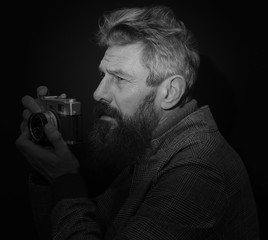 homme barbu photographe