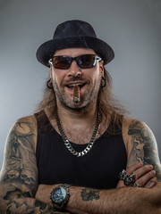 Mann mit Hut und Zigarre rauchen Zigarren Brille