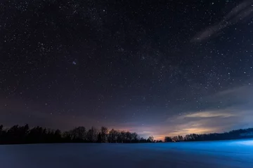 Deurstickers donkere lucht vol glanzende sterren in de Karpaten in de winter & 39 s nachts © LIGHTFIELD STUDIOS