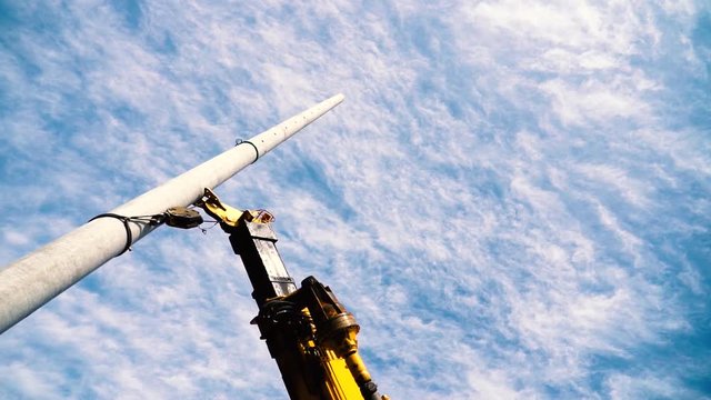 クレーン車で電柱を取り付ける電気工事