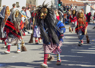 Traditionelle Verkleidungen als Hexe bei der schw&auml;bisch-alemannischen Fastnacht ("Fasnet") mit Holzmasken bei einem Festumzug in Ammerbuch bei T&uuml;bingen, Baden-W&uuml;rttemberg