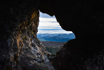 Paisaje a través de la roca