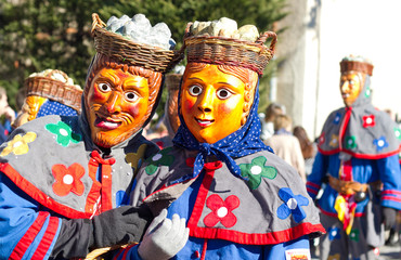 Traditionelle Kostüme der schwäbisch-alemannischen Fasnet mit Holzmasken bei einem Festumzug in...
