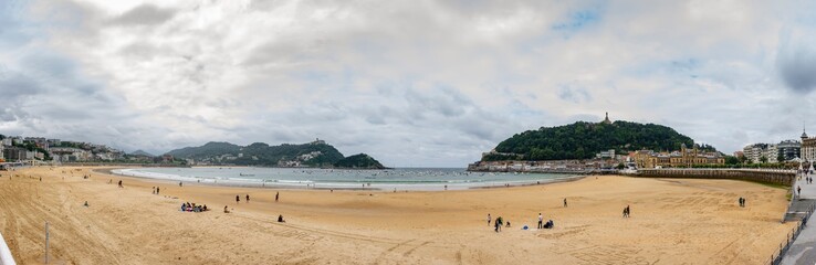 Fototapeta na wymiar panoramica de la playa de la concha en san sebastian donostia extra grande