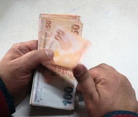 Hands to count the Turkish Lira