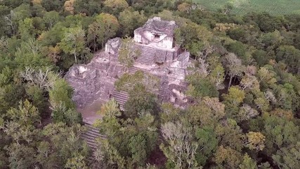 Close circling footage of the Mayan temple of Kinichna in Mexico.