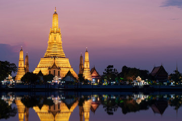 Naklejka premium Wat Arun landmark of Bangkok, Thailand at dusk with water reflection at Choa Phraya River twilight.