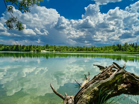 Ickinger Stausee bew&ouml;lkt, einer der sch&ouml;nsten Seen im S&uuml;den von M&uuml;nchen... der Eisweiher