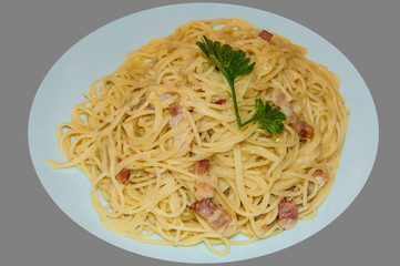 Spaghettis mit Speck auf einem Teller