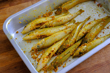 marinate small fish in tray