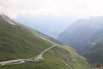 Fototapeta na wymiar Straße in den Alpen