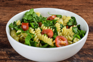 pasta salad with spinach and tomatoes