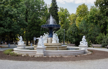 Fototapeta na wymiar Fountain in Central Park, in Cluj-Napoca.