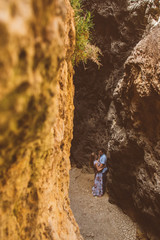 Obraz premium Man and woman walking in the cleft