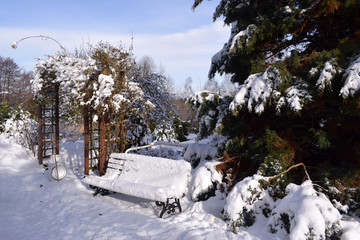 Naklejka na ściany i meble ławka i ogród w śniegu, słońce, mróz, relaks