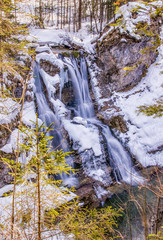 Fototapeta na wymiar Wasserfall im Schnee