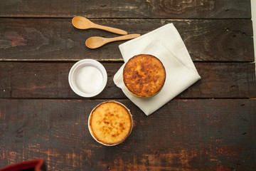 Bodegón cenital sobre una mesa vieja de moldes con crema catalana 3