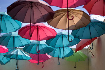 Ombrelli coloratissimi volano verso il sole