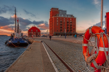 Wismar alter Hafen im Sonnenuntergang