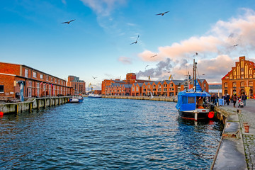 Obraz premium Wismar alter Hafen im Sonnenuntergang