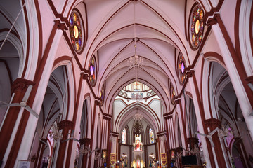 Fototapeta na wymiar Nef de la basilique du Sacré Coeur à Pondichéry, Inde du Sud