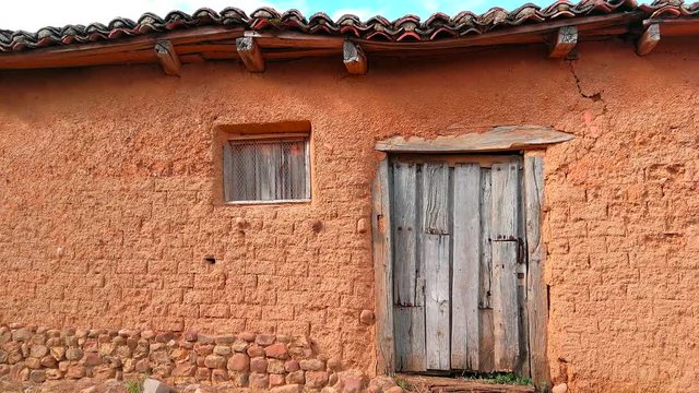 Detalle de Antigua y sencilla casa de zona rural construida en adobe 