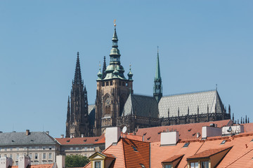 Obraz premium Blick über rote Hausdächer im Hintergrund Kathedrale