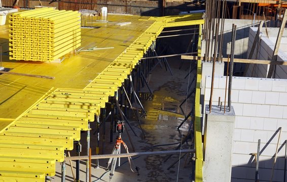 Deckenverschalung auf einer Baustelle