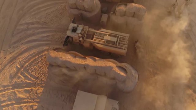 2017 - A US Army armored unit drives through a Syrian desert.