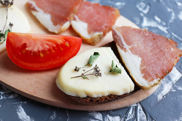 sandwich jerky cheese oregano tomato bread