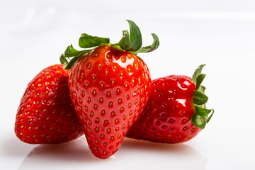 Gruppo di fragole su sfondo bianco