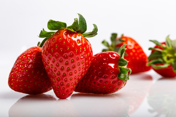 Gruppo di fragole su sfondo bianco