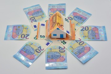 Casa de 50 euros rodeada de billetes de 20 euros