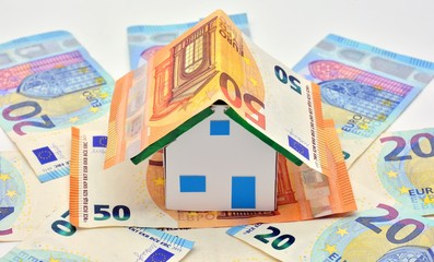 Casa hecha con billete de 50 euros