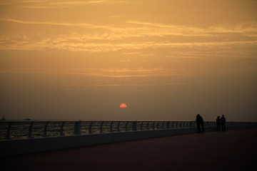 Fototapeta premium Silhouette of lovers at sunset