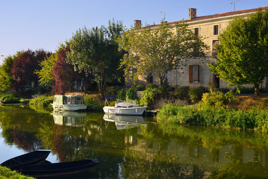 Sur la S&egrave;vre Niortaise &agrave; Damvix (85420), d&eacute;partement de la Vend&eacute;e en r&eacute;gion Pays de la Loire, France