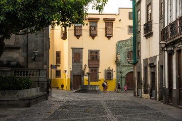 Street of Vegueta facing the Columbus House palace in Las Palmas de Gran Canaria. - obrazy, fototapety, plakaty