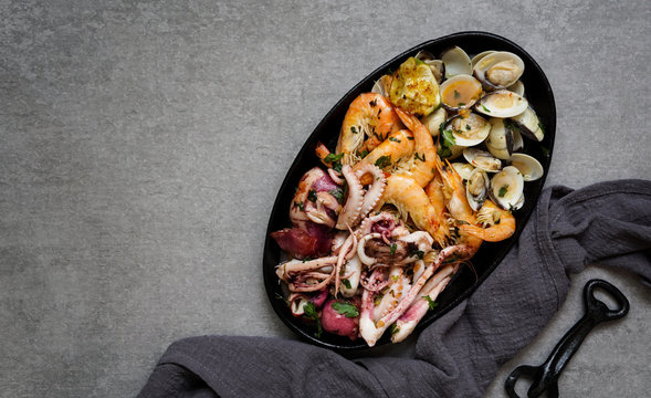 Plate with octopus, oysters and shrimps napkin